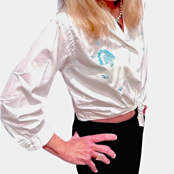 Vintage Lady Manhattan Golden Needle White  Embroidered Bee Blouse CottageCore - Picture 9 of 9
